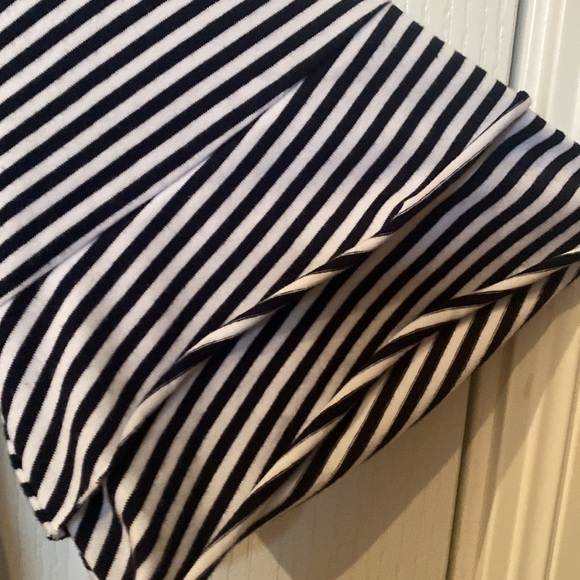 Amaryllis Sz M Crewneck longer short sleeve top - Picture 3 of 5